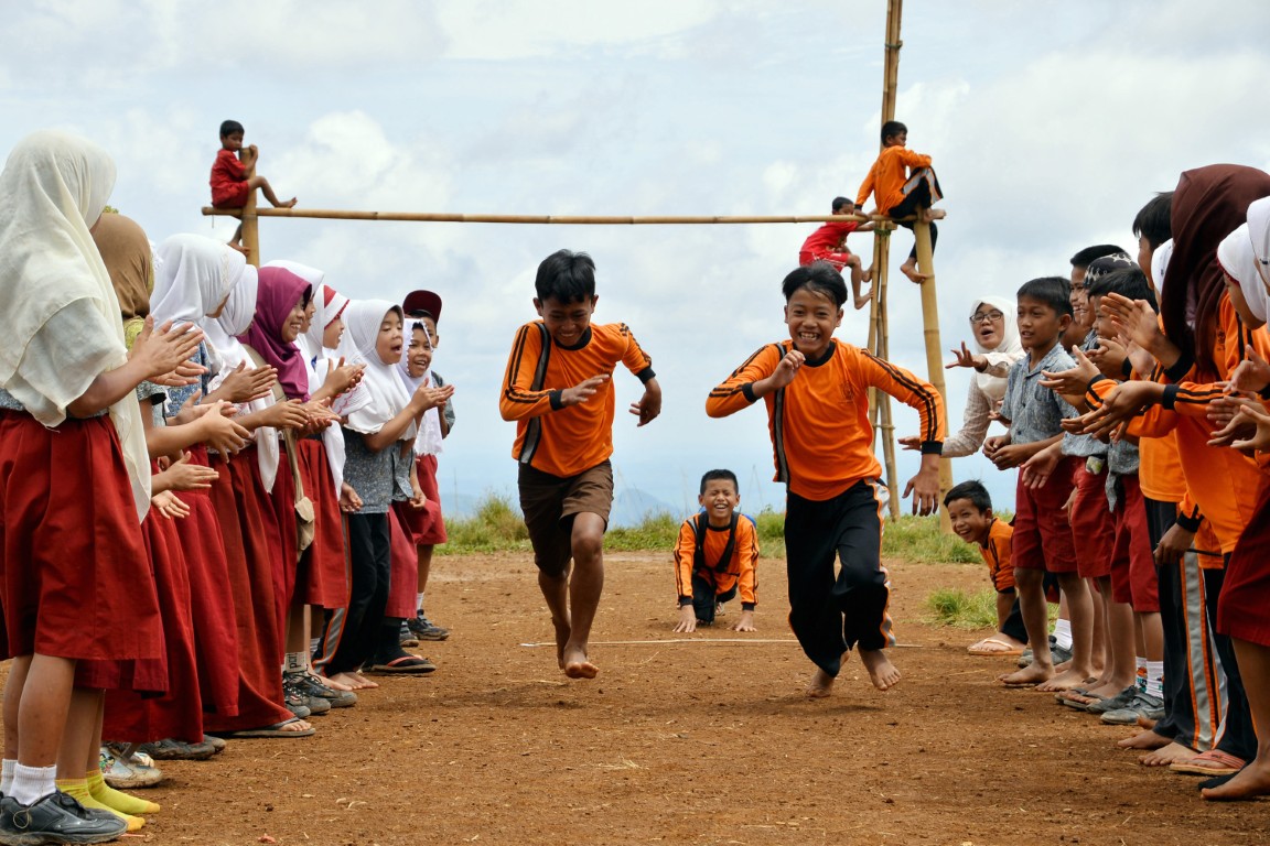 Siswa berdiskusi