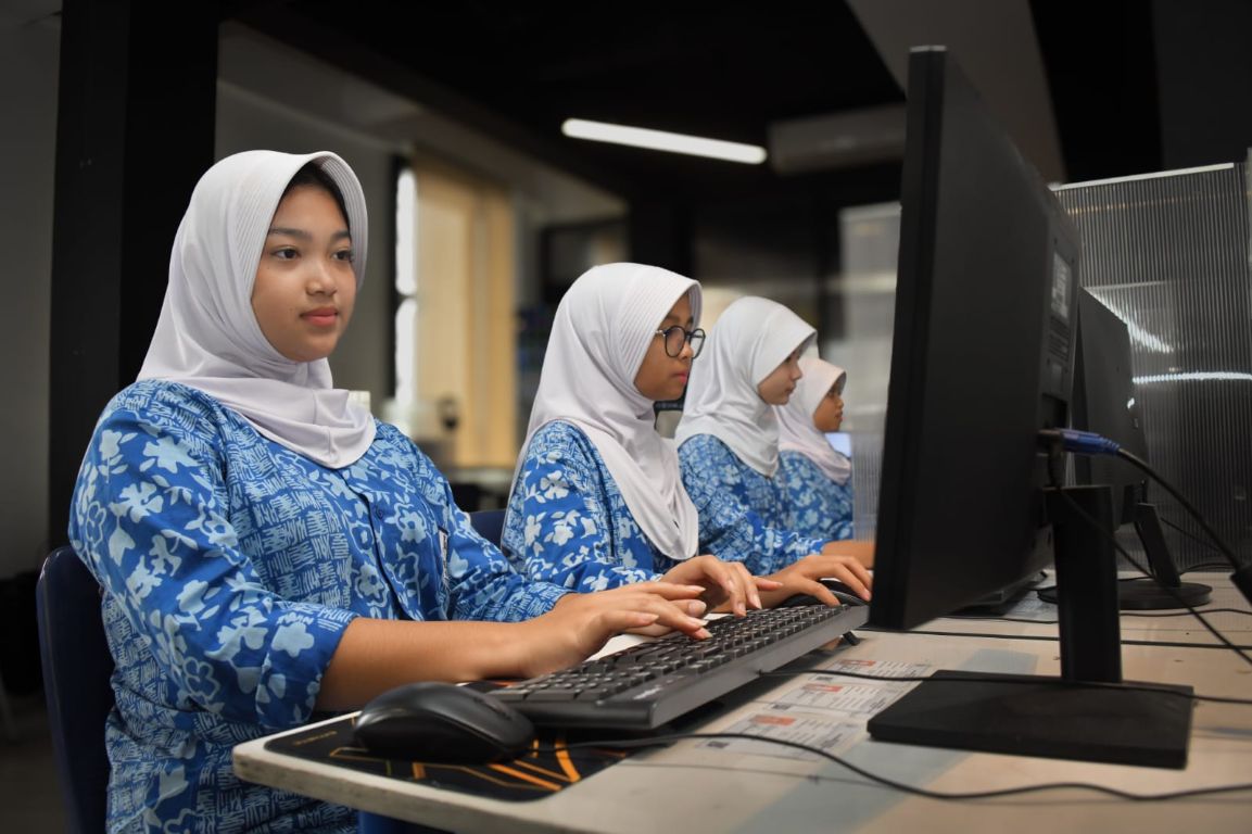 Siswa berdiskusi
